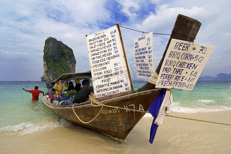 海边漂流摄影照片_海边卖小吃的长尾船