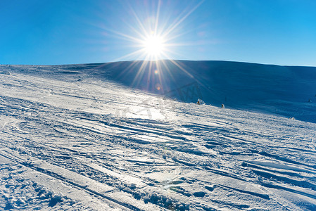 冬天山摄影照片_在冬天山的明亮的太阳