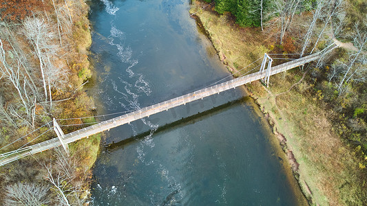 深秋俯视河上的吊桥