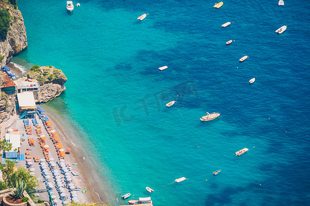 意大利美丽的沿海城镇 — 阿马尔菲海岸风景秀丽的波西塔诺
