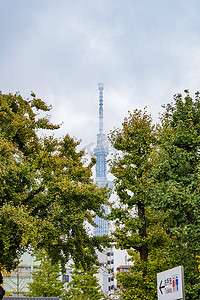 从浅草寺看东京晴空塔，天空阴云密布。