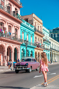 孩子旅游摄影照片_古巴哈瓦那热门地区的旅游女孩。