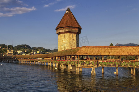 瑞士卢塞恩摄影照片_Kapellbrucke 礼拜堂覆盖了瑞士卢塞恩的桥梁和水塔