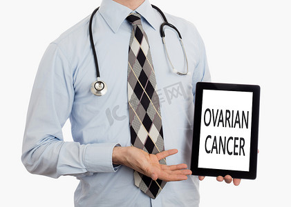 医生拿着平板电脑-卵巢癌