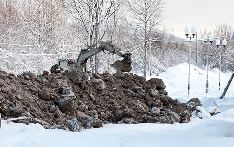 冬天装备摄影照片_开掘冻土的挖掘机