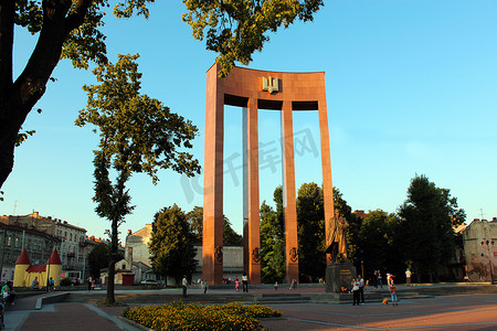 S. Bandera 纪念碑和利沃夫市的三叉戟