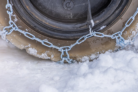 带安全和防滑链的雪地车轮。