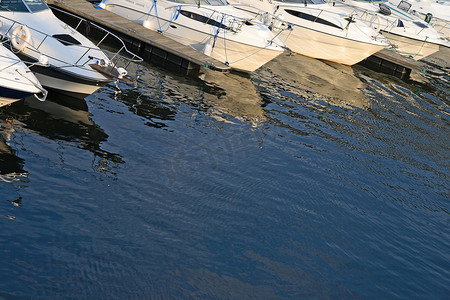 船在水中倒影摄影照片_摩托艇在水中的倒影
