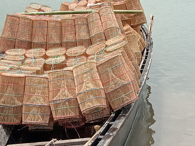 河上有渔网的木船