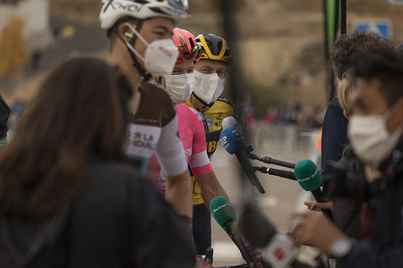 记者采访西班牙自行车赛第四赛段冠军