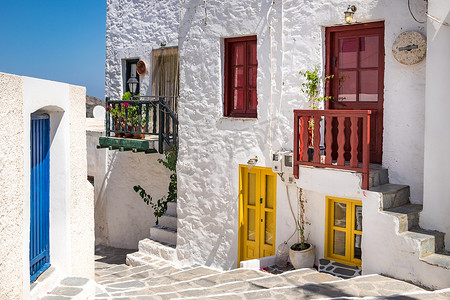 传统希腊基克拉迪村色彩缤纷的街道景观