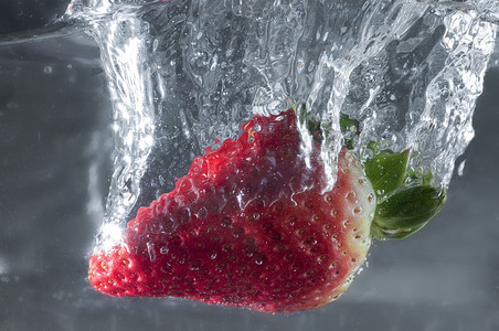 洗草莓草莓摄影照片_草莓浸入水中