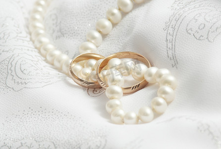 珠宝饰品摄影照片_婚礼背景：珍珠和婚礼刘海。