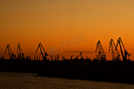 在港口的日落