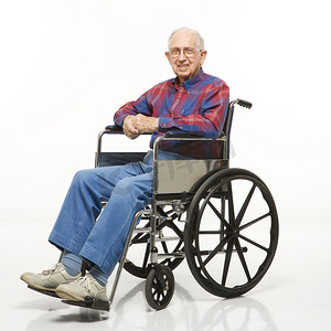 坐在轮椅上的老人。