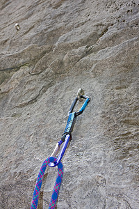 岩石上的登山装备