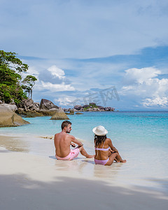 泰国南部热带斯米兰群岛海滩上的情侣