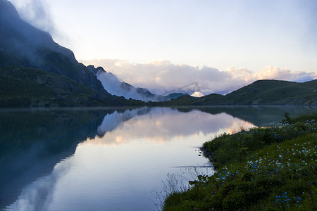 观山湖摄影照片_山湖和雾、雾蒙蒙的湖、令人惊叹的风景和斯瓦内蒂高山湖 Okhrotskhali 的景色