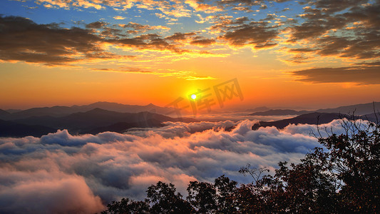 Seoraksan 山脉被晨雾和日出覆盖在 Seo