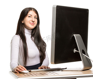 坐在电脑前的漂亮女商人
