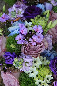 蓝色花瓣婚礼摄影照片_蓝色和紫色的婚礼布置