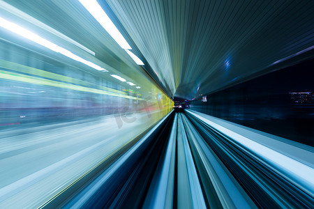 城市公路隧道中的速度运动