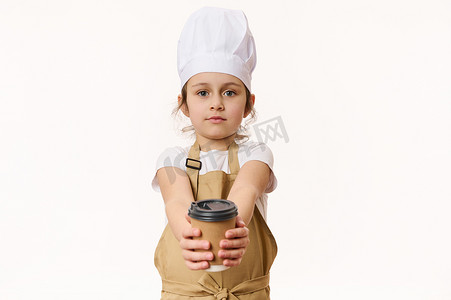 可爱的小女孩 — 一个戴着白色厨师帽和米色围裙的小咖啡师，用生态纸杯卖热饮去