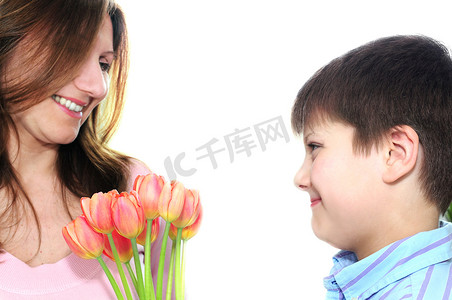 拿着花的男孩摄影照片_拿着花的母亲和儿子