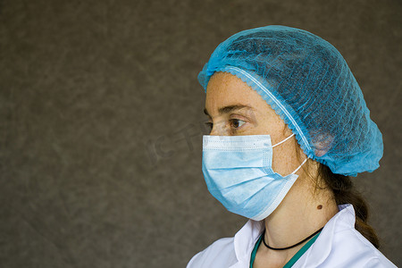 医生或护士表格、穿医用制服的女性肖像、面具、手套和手术帽