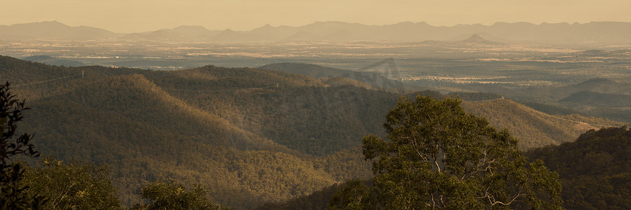 从昆士兰州布里斯班附近的光荣山 (Mount Glorious) 查看。