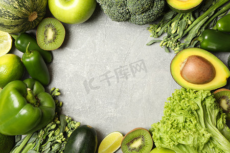 灰色背景中的绿色蔬菜和水果
