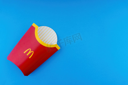 麦当劳甜品摄影照片_马来西亚吉隆坡 — 2020年10月19日：蓝色背景的麦当劳炸薯条盒