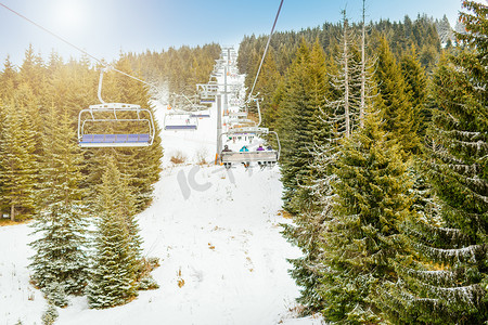 冬天的滑雪摄影照片_冬天的滑雪缆车