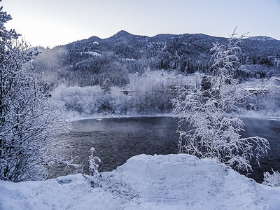 夜晚和月光在山脉雪和湖泊上空，挪威。