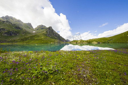 高山湖泊景观和景观，蓝色美丽而令人惊叹的湖泊全景