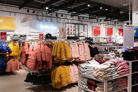 白俄罗斯明斯克 — 2022年1月5日：一家销售男孩女孩夹克和外衣的商店的内部
