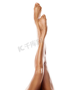 激光背景摄影照片_腿、脚和女人的皮肤和美容、脱毛和修脚模型在白色背景下。 