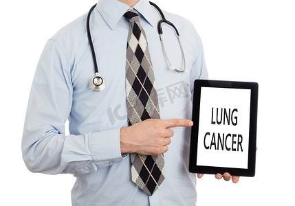 医生拿着平板电脑-肺癌