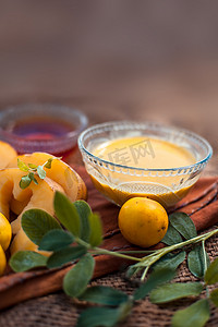 用于治疗黄麻袋表面色素沉着的面罩，由玻璃碗中的马铃薯、柠檬汁、蜂蜜和米粉组成。整个成分在表面上。垂直射击。