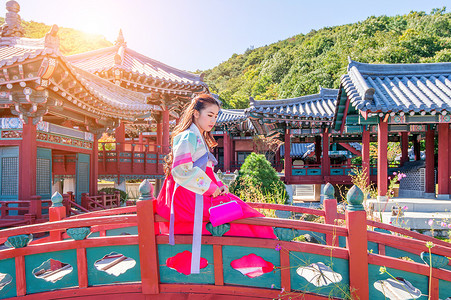 时尚背景景摄影照片_在景福宫穿着韩服的女人，这是韩国传统服饰。