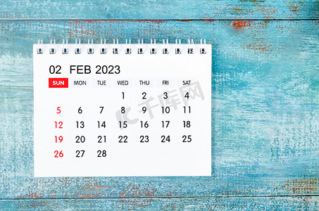 2023 年 2 月的 2023 年月度台历，旧蓝色木制背景。