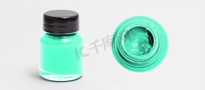 海蓝宝石丙烯酸色瓶侧视图和顶视图白色隔离