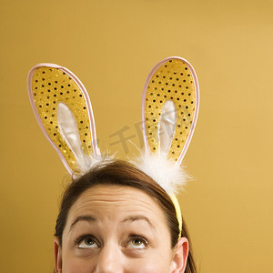 戴着兔耳朵的女人。
