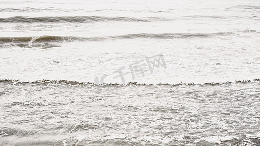 真实照片海水波浪，抽象背景，自然力量，浅灰色光对比哑光更多库存