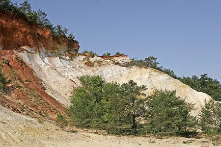 法国南部普罗旺斯 Rustrel 附近普罗旺斯的赭石岩石。