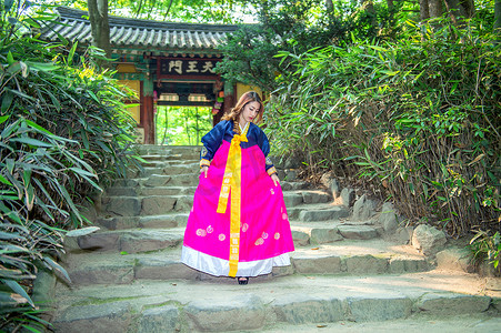 韩服图腾摄影照片_穿着韩服的女人，韩国传统服饰。