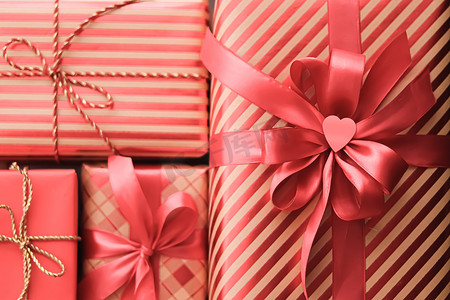 端午节礼摄影照片_节日礼物和包装好的豪华礼物、珊瑚礼盒作为生日、圣诞节、新年、情人节、节礼日、婚礼和假期购物或美容盒交付的惊喜礼物