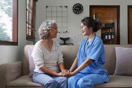 在家照顾病人或老人的亚洲年轻护士。
