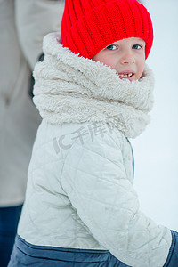 可爱的小女孩在冬天的雪天去户外滑冰