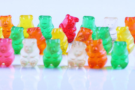五颜六色的小熊软糖排成一排；